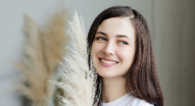 brunette girl smiling 640.jpg